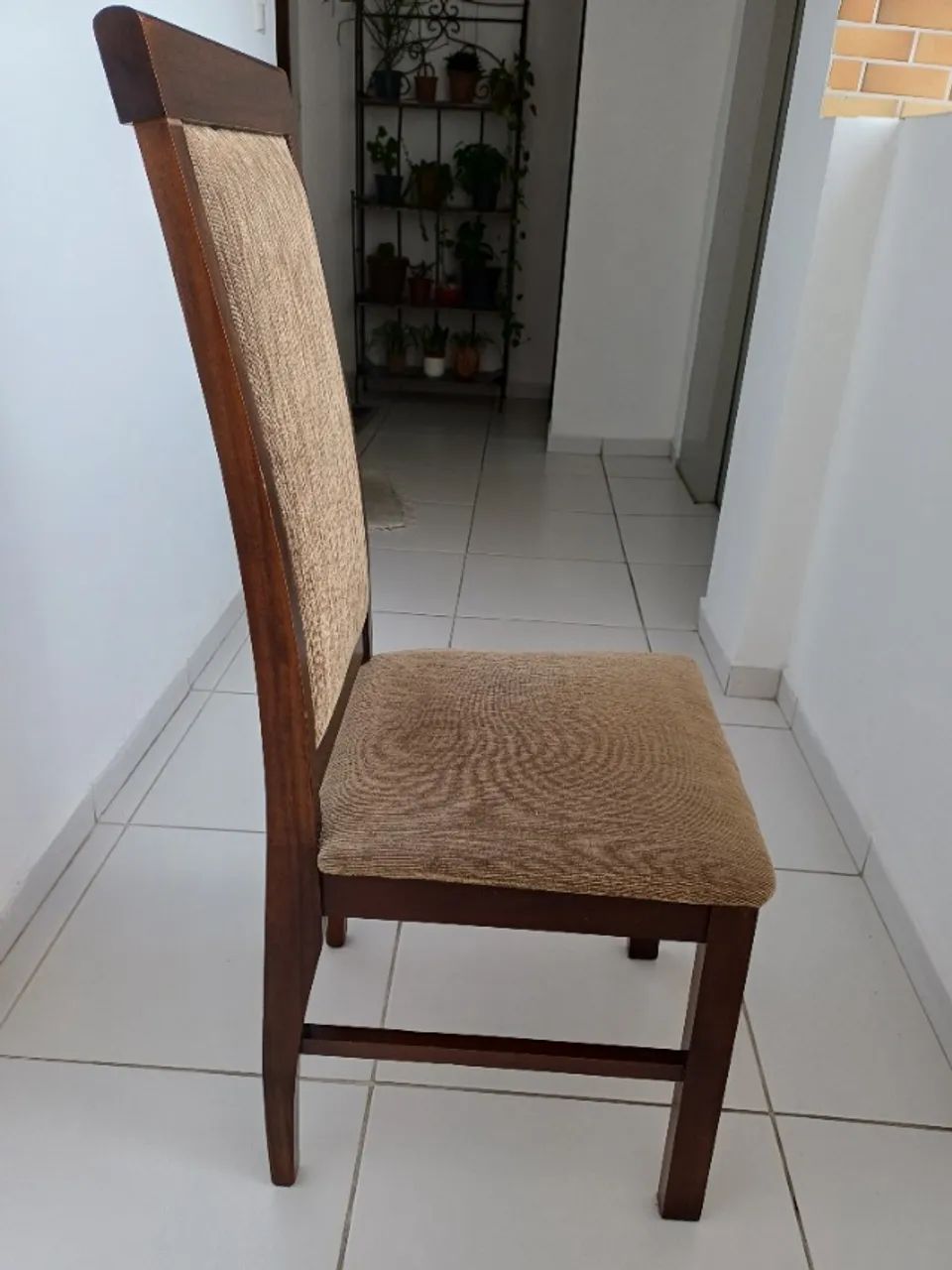 Mesa de jantar quadrada com 6 cadeiras de madeira - Foto 4