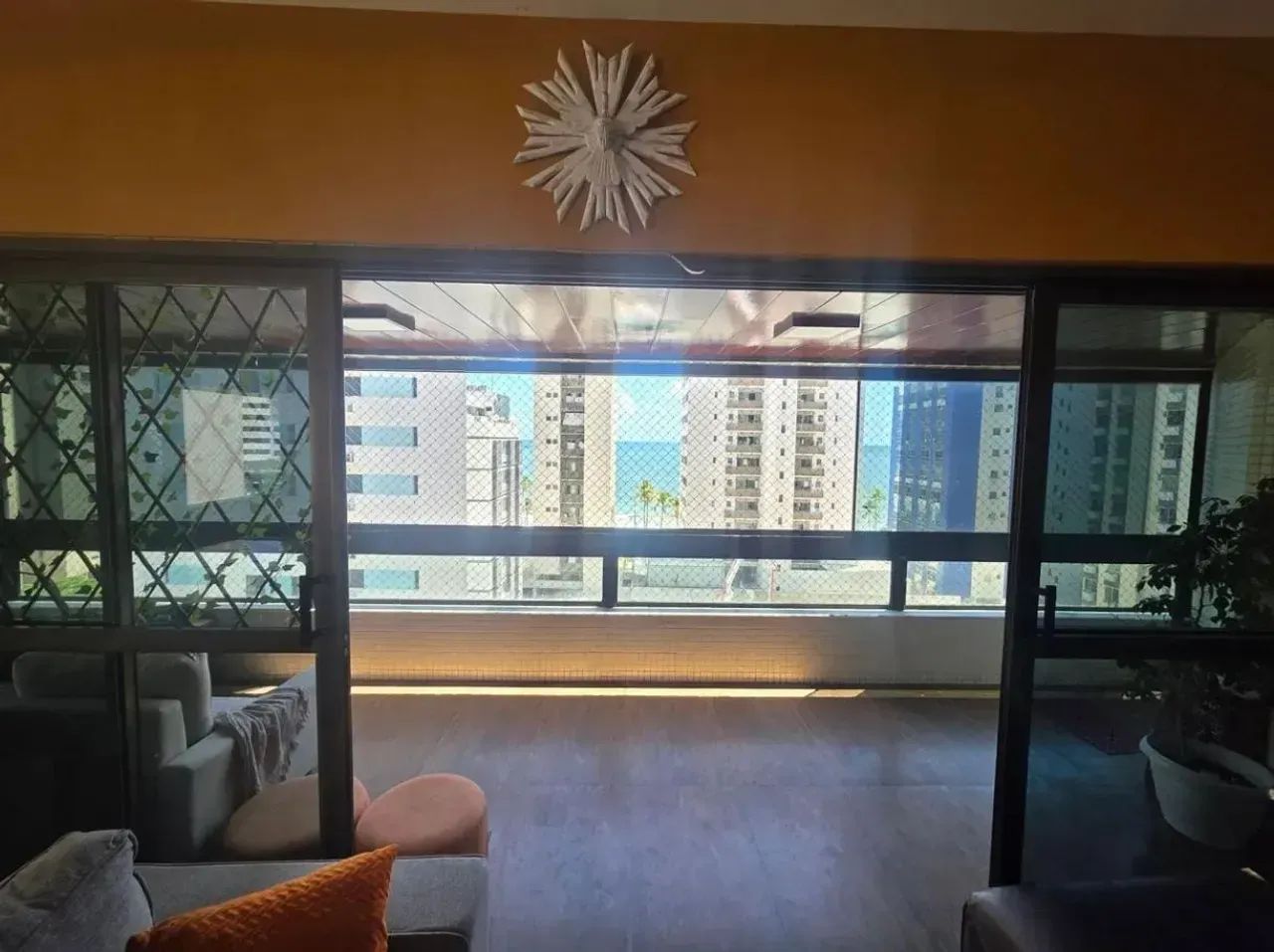 O BEM ESTAR DE MORAR COM ESPAÇO E CONFORTO NA QUADRA DO MAR