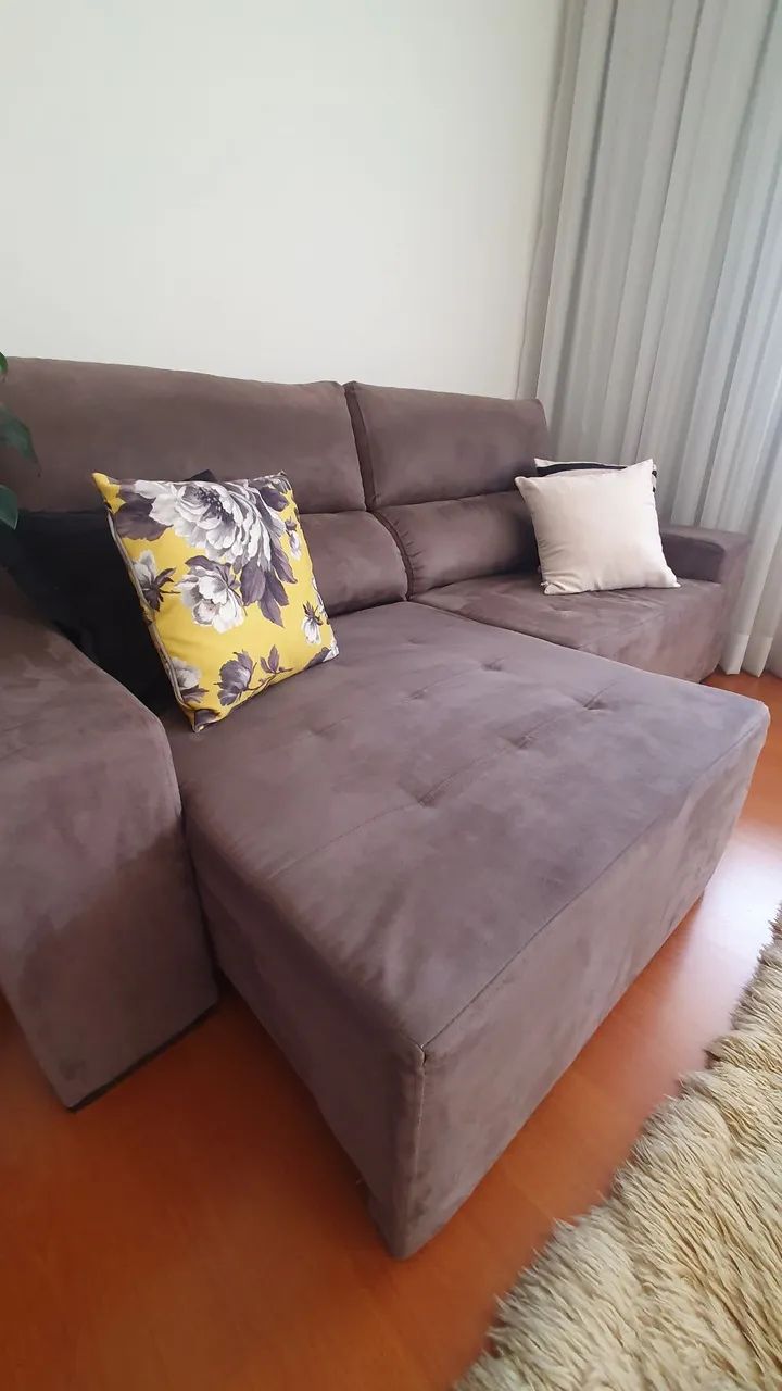 Sofá em suede retrátil 4 lugares cinza chumbo.