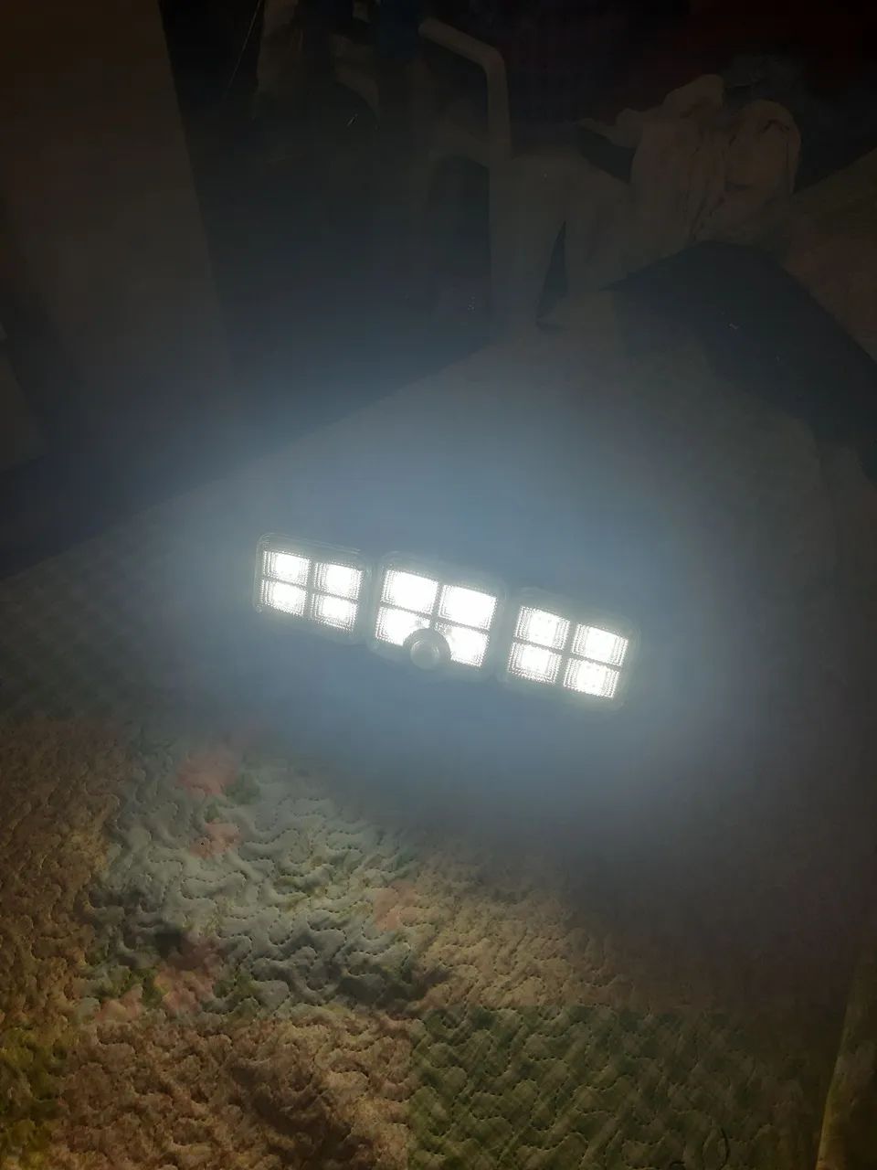 Luminária solar tripla com sensores. 