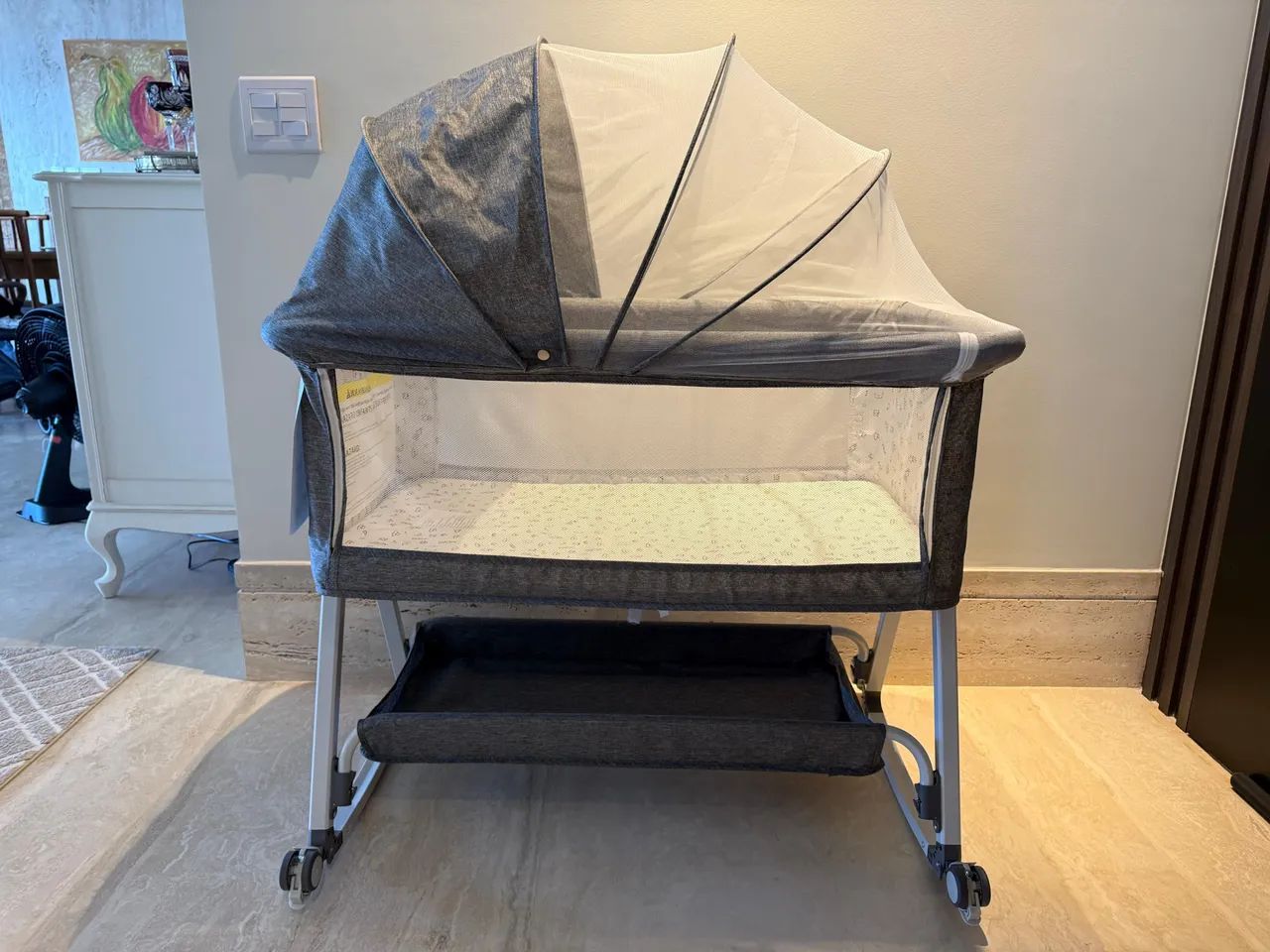 Berço portátil co-bed com 4 rodas e balanço fácil de transportar impecável - Foto 6