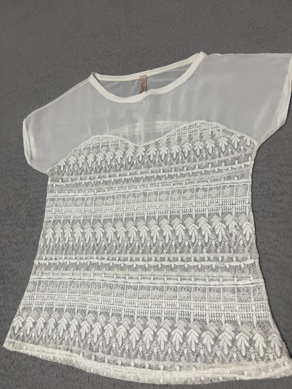 Blusa bordada com transparência 
