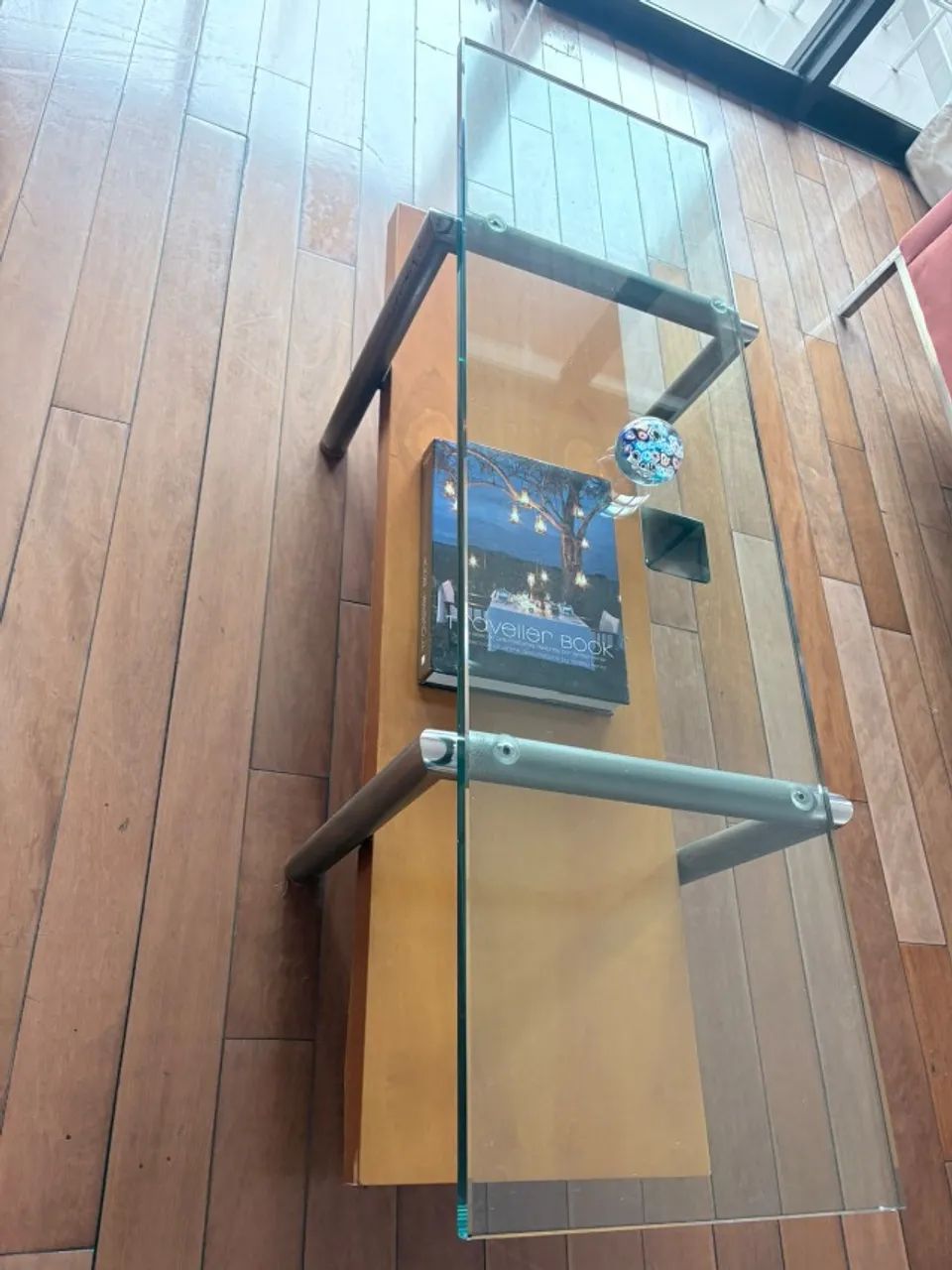 Mesa de centro vidro grosso com estrutura em metal e base de madeira