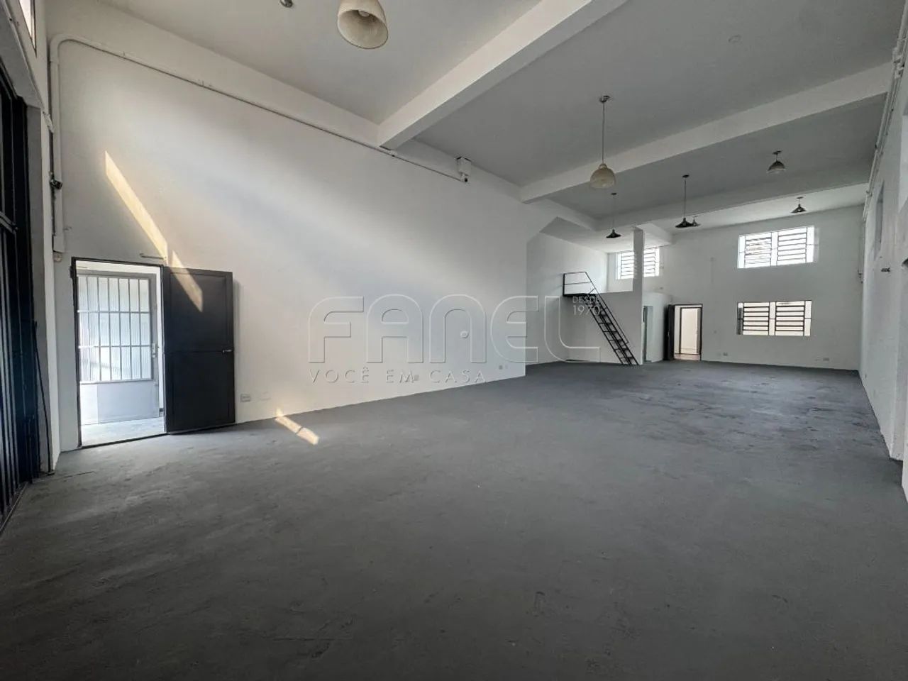 Prédio com 374m² ao lado do Metrô Vila Sônia.