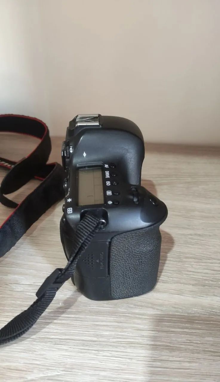 Câmera Canon 6D Corpo <br><br>Acompanha: <br>Corpo da câmera, <br>Carregador, <br>2 Baterias <br>e Alça. - Foto 4