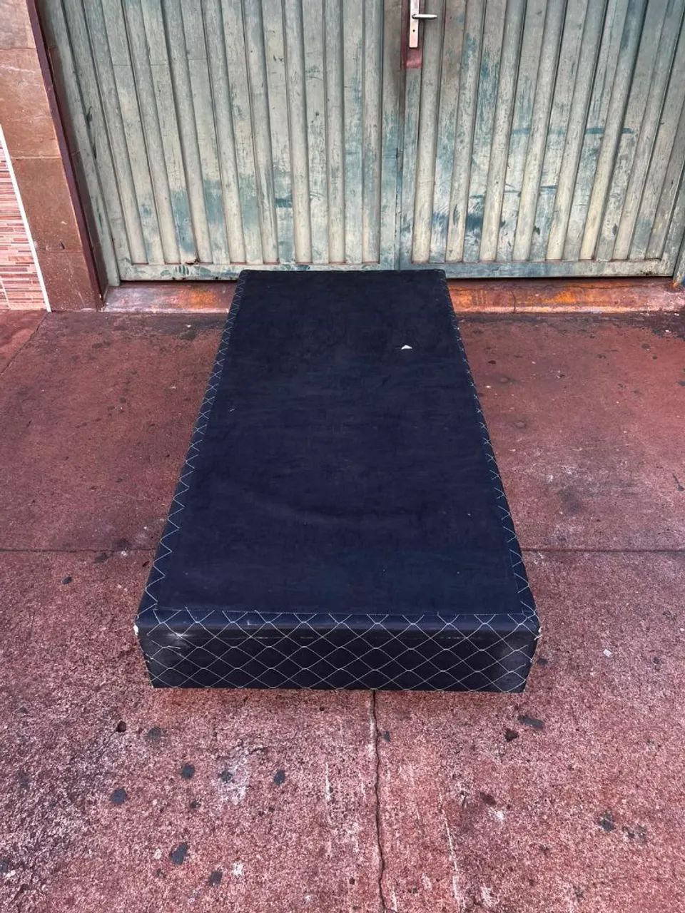 Vendo base box de solteiro usada 