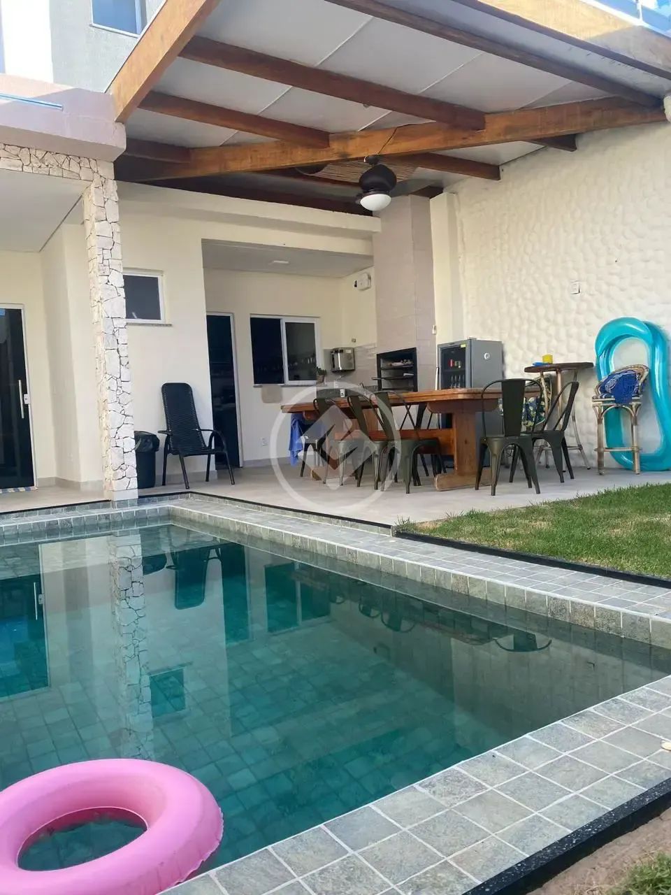 Sobrado no Bairro Santa Rosa todo bem decorado, com piscina, area gourmet codigo: 344087