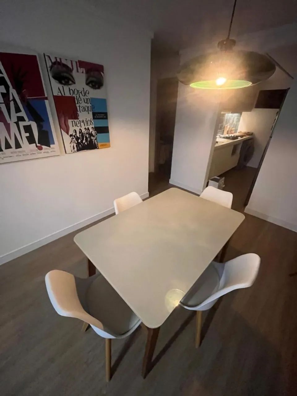 Jogo de mesa com quatro cadeiras