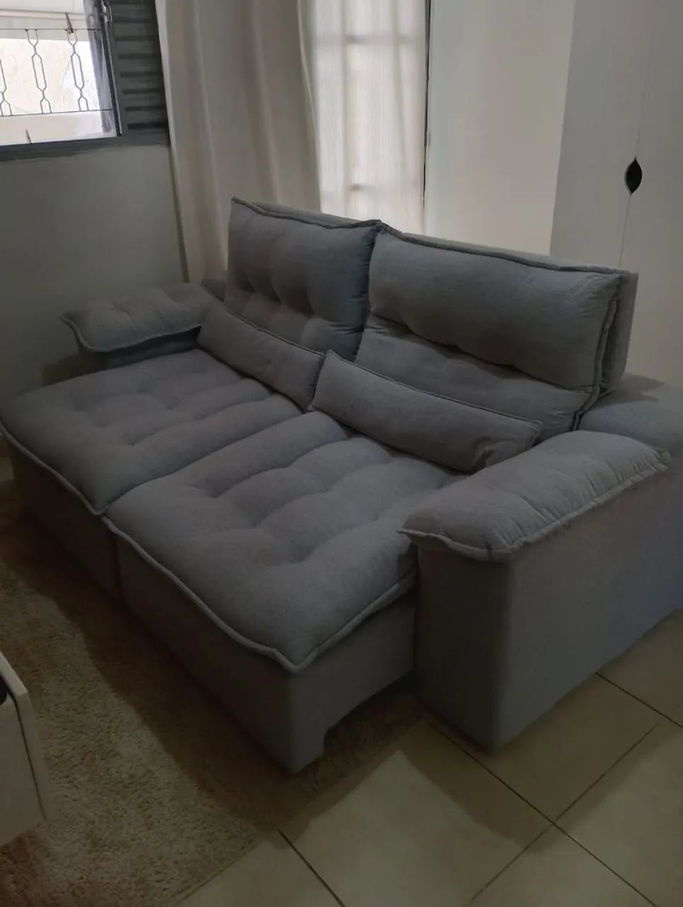 Sofá linho cinza 2.15 impecável e com garantia, sem mancha e sem detalhes  - Foto 4