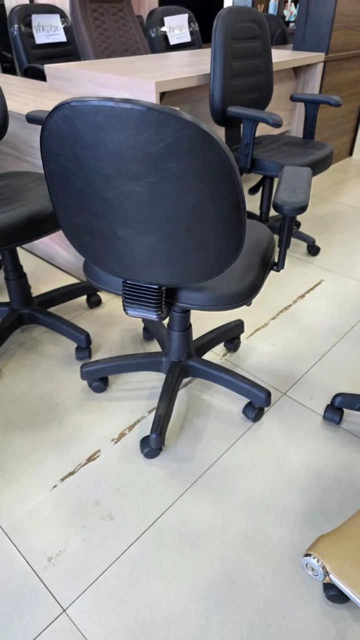 Cadeira Executiva com lâmina de aço. - Foto 2