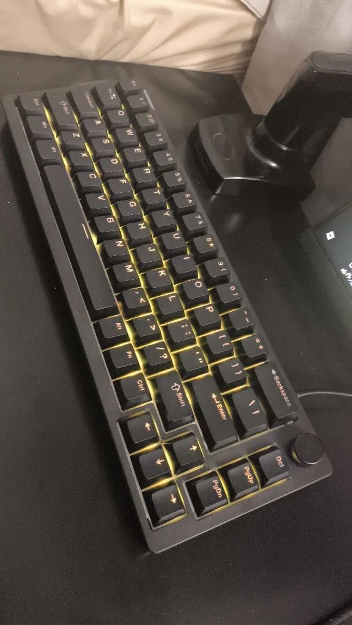 Teclado mecânico 65% furycube v68, 1 mês e meio de uso, - Foto 3