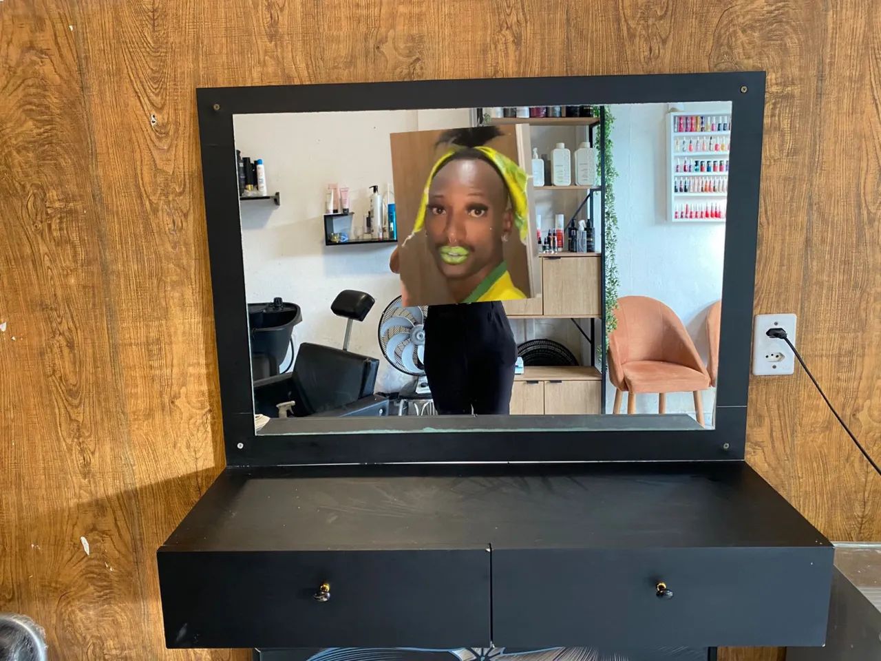 Vendo cadeira e bancada com espelho  - Foto 2