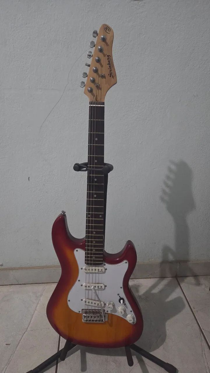 Guitarra quase nunca usada