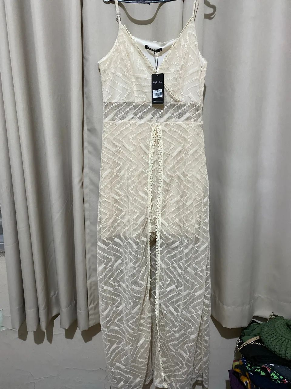 Vestido longo trabalhado e com shorts por dentro