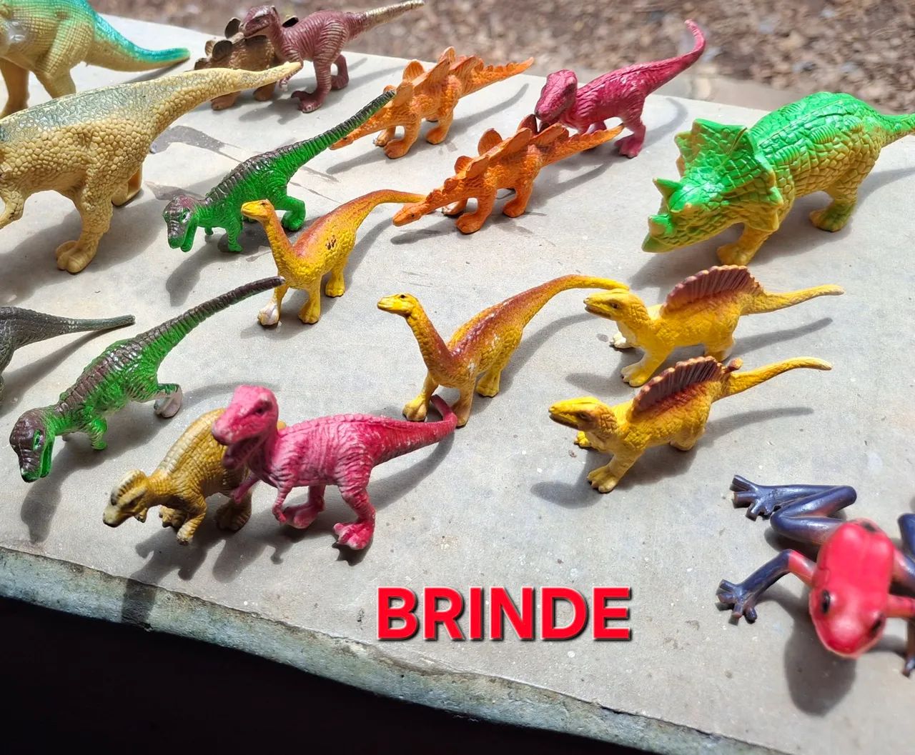 Bonecos BEN 10 em otimo estado(SOBERANO, 2 AMEAÇA AQUÁTICA e RATH) e alguns brindes - Foto 4