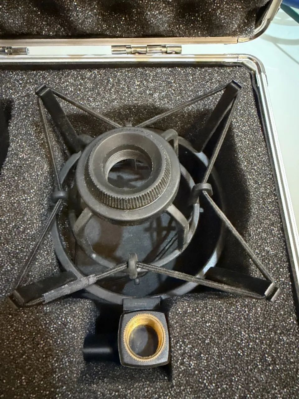 Microfone AKG P220 Condensador + Caixa e Suporte - Foto 5