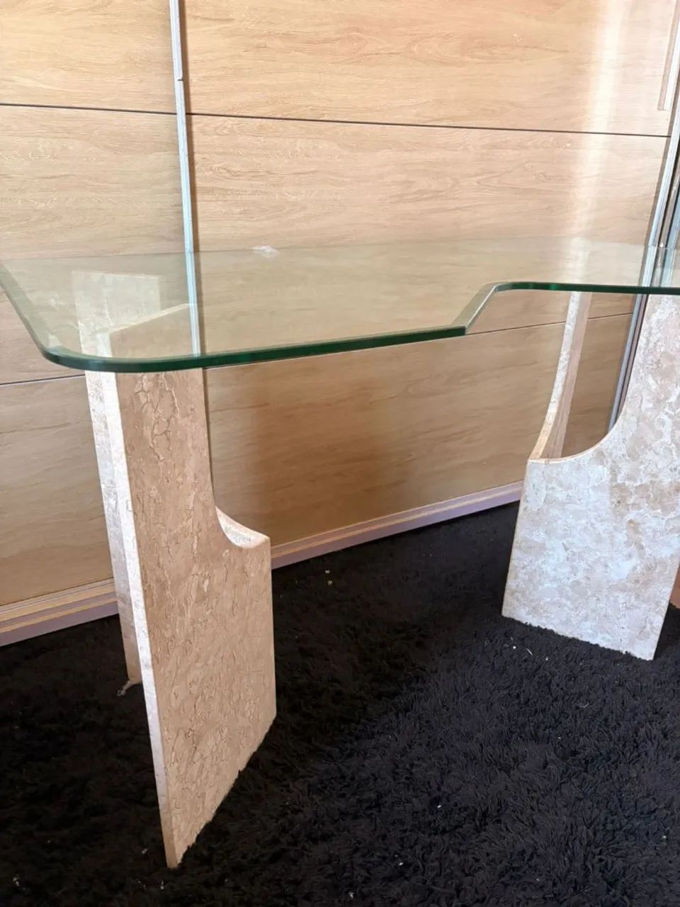 Mesa tampo vidro e pés de mármore 