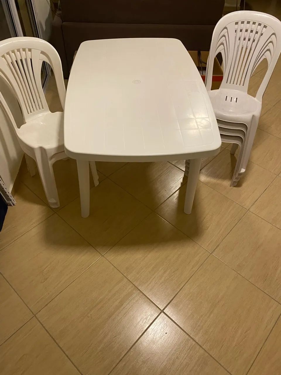 2 mesas plástico + 6 cadeiras - Foto 3