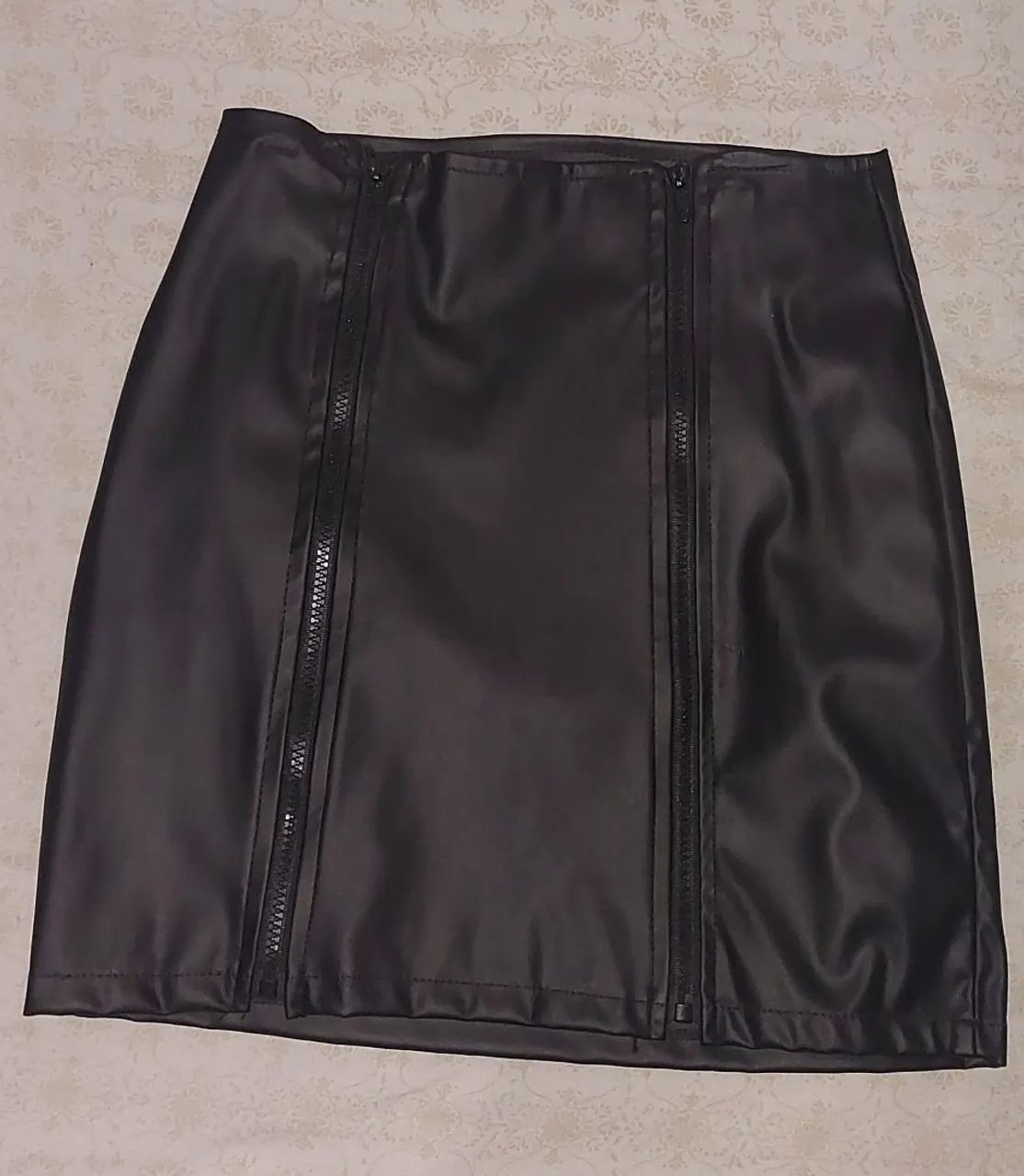 Saia Curta em Couro Fake / Suede Preto - Estilosa e Moderna - Foto 2