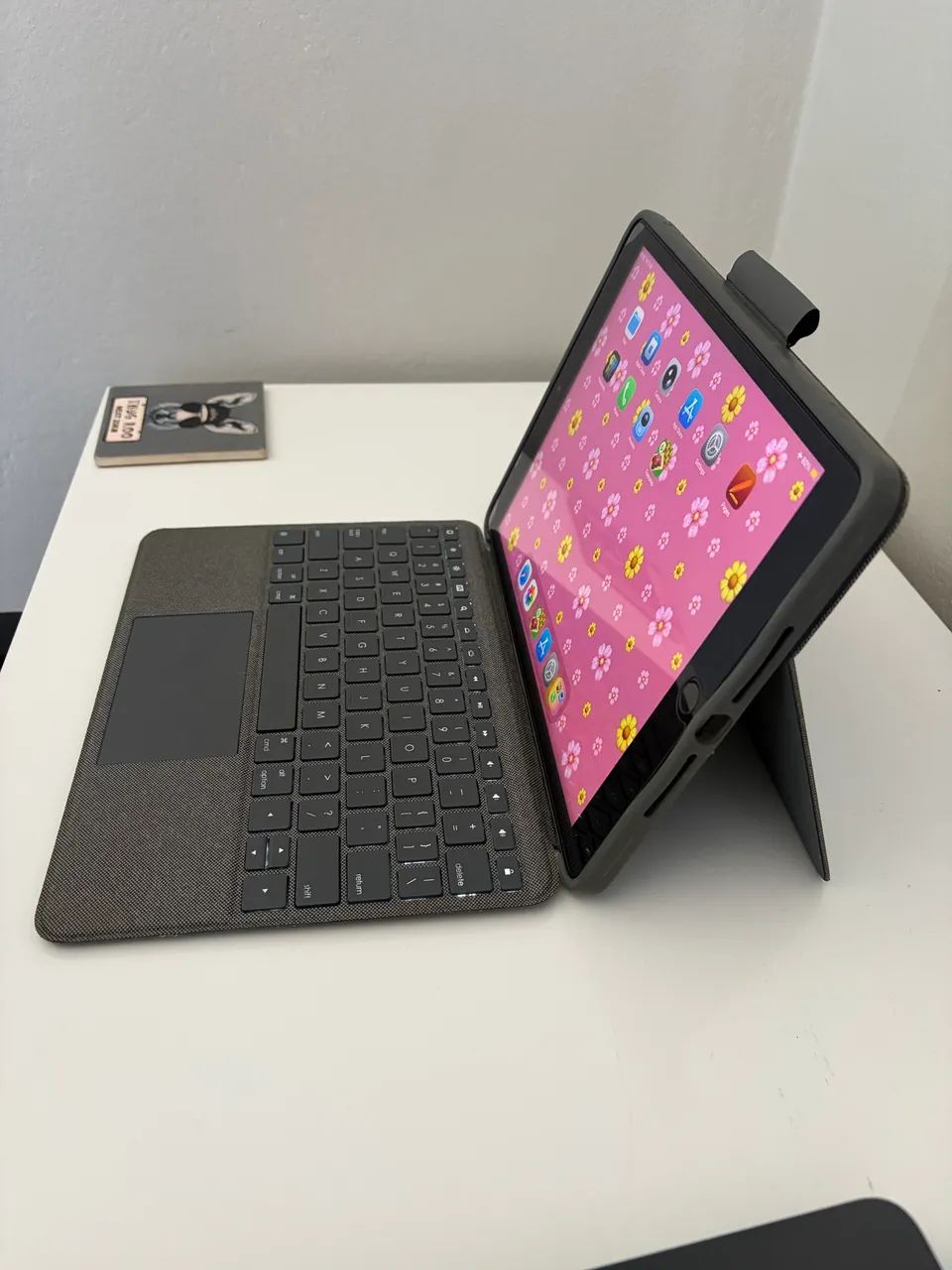 iPad geração 9 com capa e teclado.