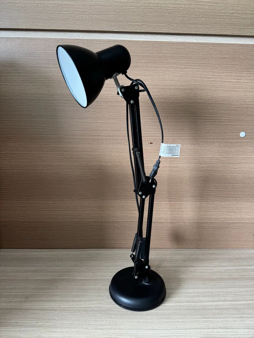 Luminária de mesa articulável com base 