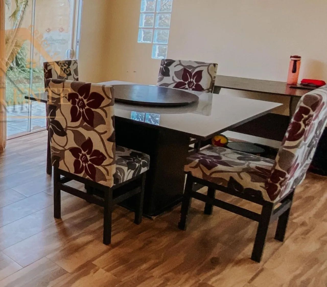 Mesa com centro giratório 