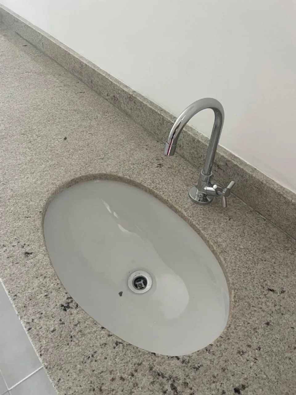 Pia de Granito Itaúnas para Lavabo com Cuba Celite/Roca - 1,81x0,47 - Foto 3