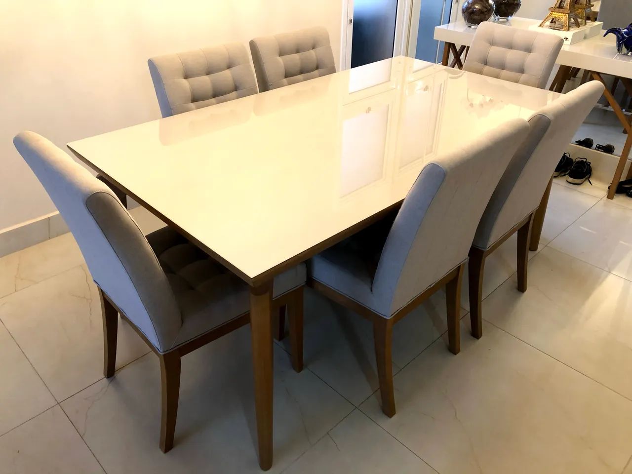 Mesa e cadeiras em madeira 