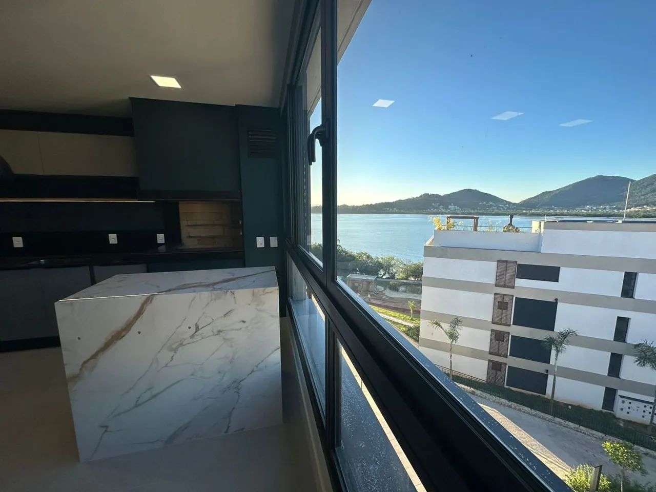 Apartamento com 3 suítes e 4 vagas para alugar em Florianópolis