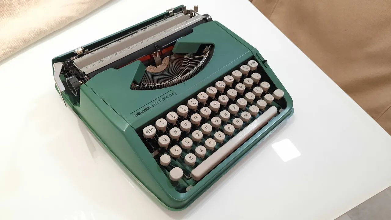 Antiga Máquina De Escrever Olivetti Letera 82 (Usado)