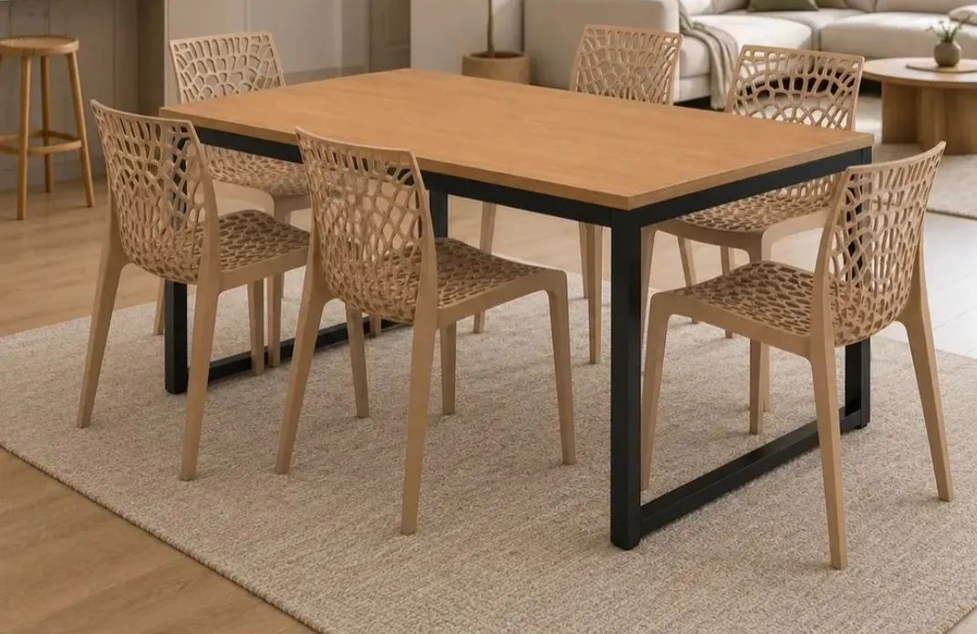Mesa com seis cadeiras