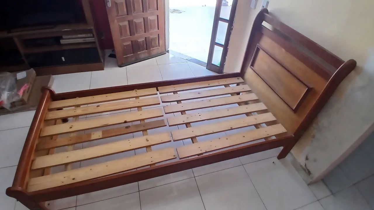 Cama de solteirão em madeira maciça - ótimo estado - Foto 2