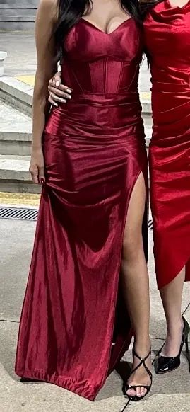 Vestido de cetim longo com fenda  - Foto 3
