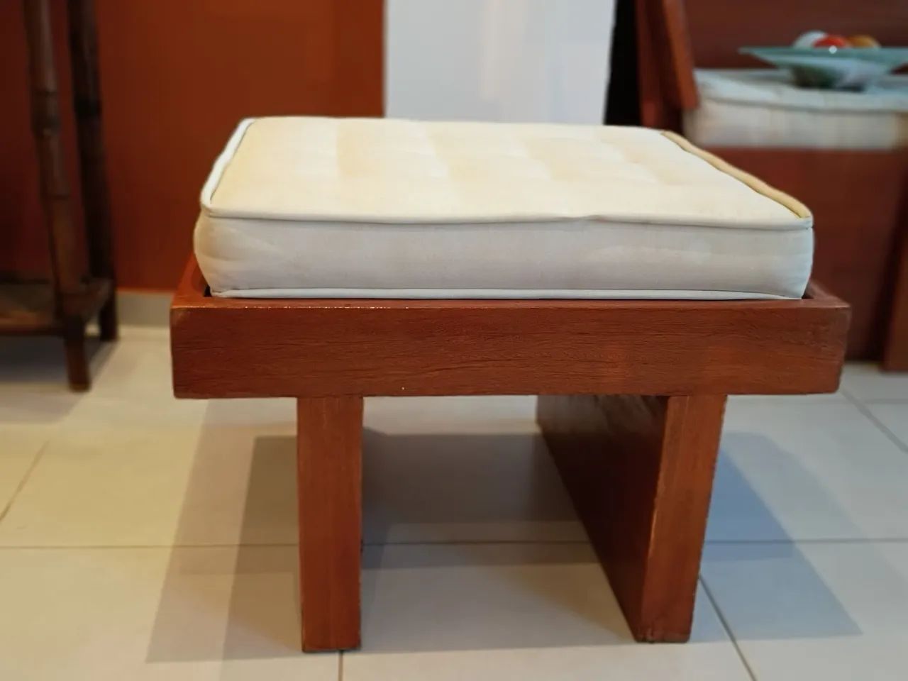 Puff Banqueta em Madeira Maciça com Almofada Solta / Mesa Lateral<br> - Foto 2