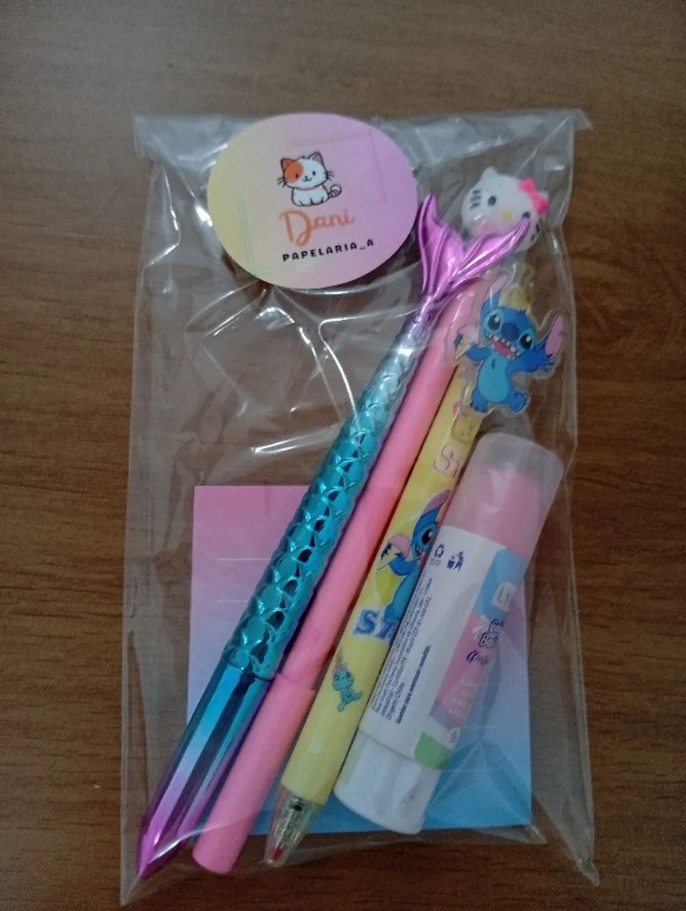Fofura kit 2 Canetas em gel, 1 caneta cauda de sereia, 1 cola bastão e 1bloco nota - Foto 3