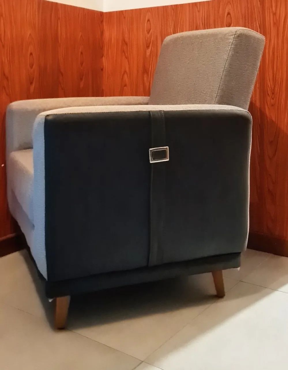 Poltrona Cinza com lateral de Couro Preto 