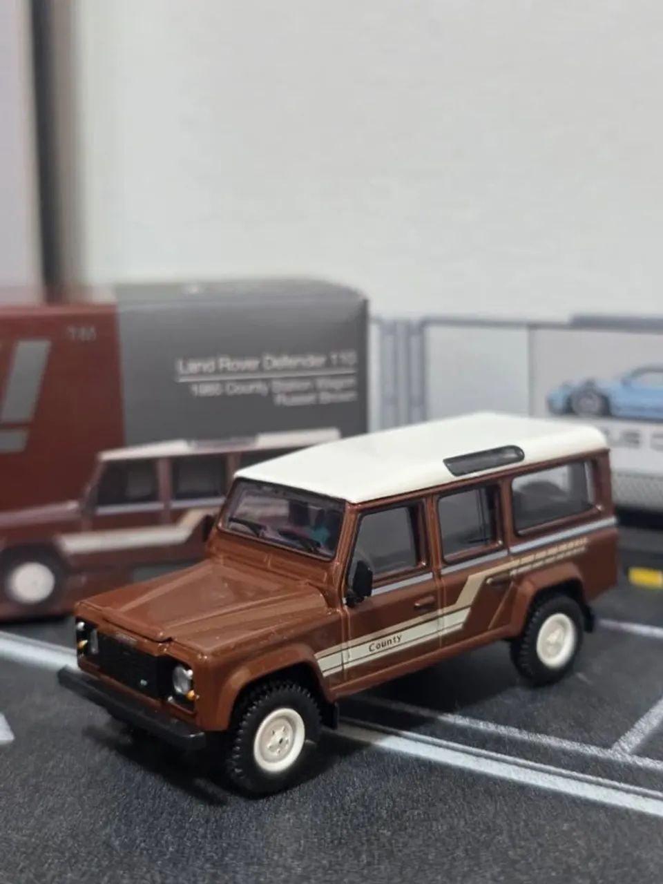 Land Rover Defender 110 - MiniGT