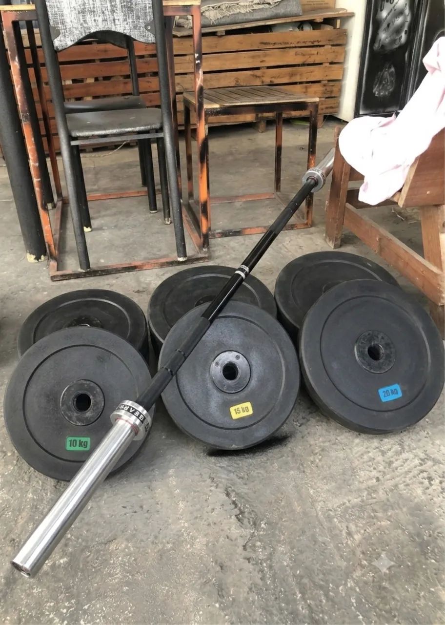 Jogo de anilhas e barra olímpica de CrossFit 