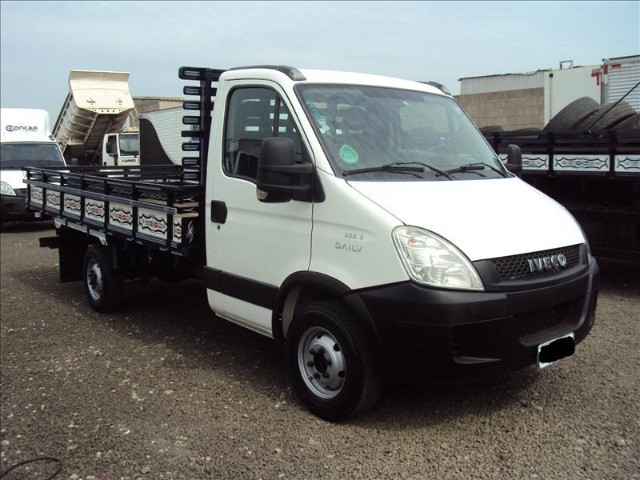 IVECO DAILY 35S14 COM CARROCERIA ANO 2015