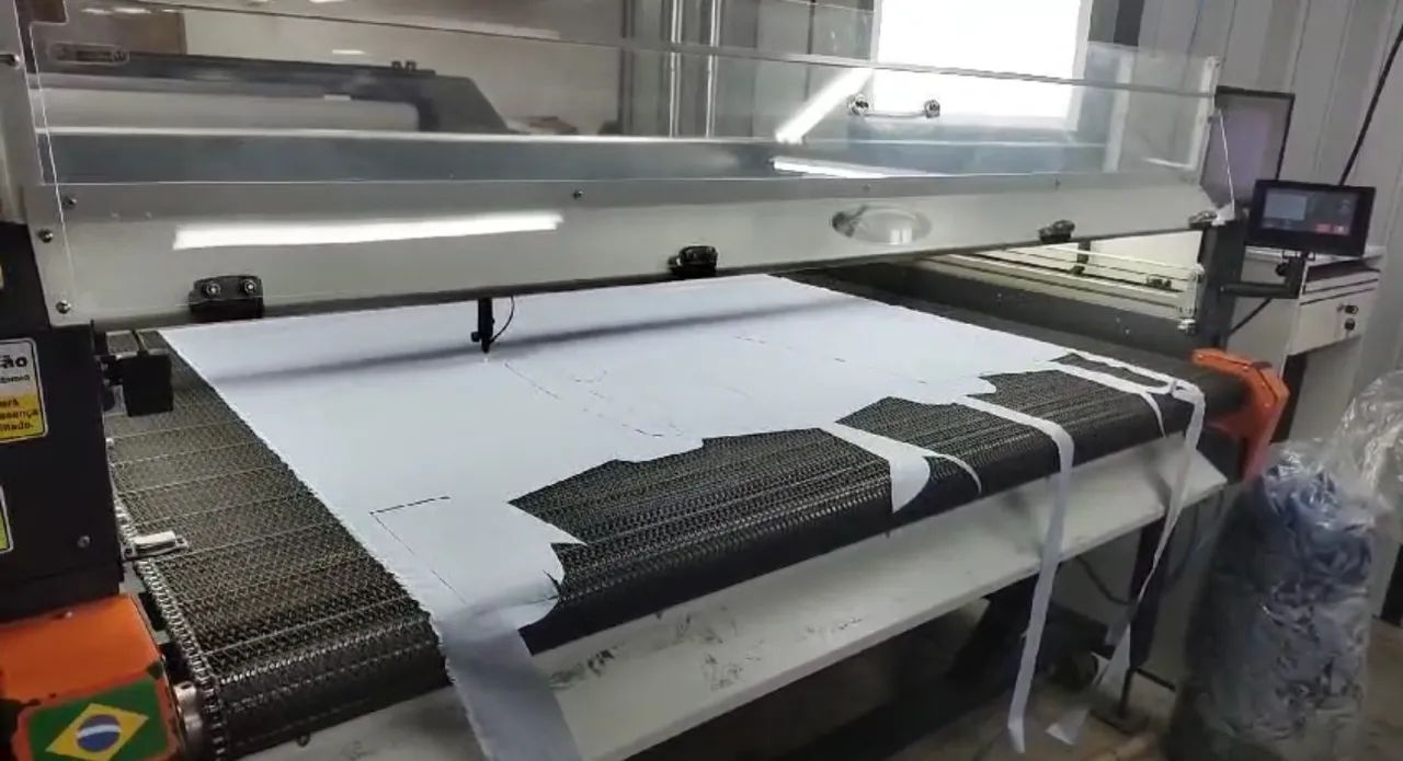 Maquina de corte a laser FUTURIZE FL1810 Le Cam textil - Foto 2