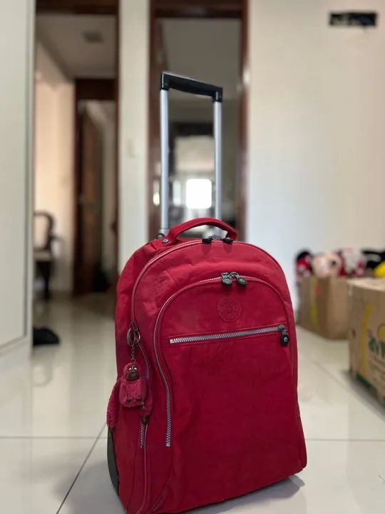 Mochila Kipling com rodinhas e alças - vermelha