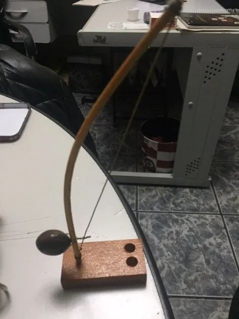 berimbau em miniatura feito em madeira enfeite de mesa - Foto 3