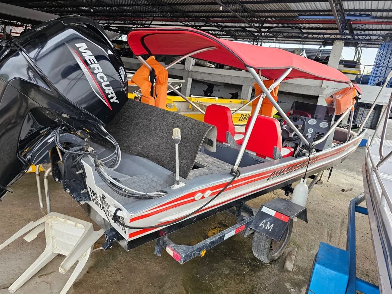 Lancha com Motor Mercury telefone: *