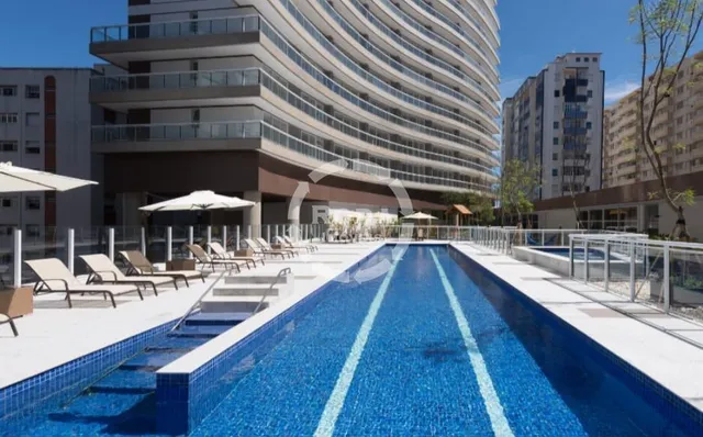Com uma vista única, a piscina está de frente para tudo o que há de melhor em morar à beir