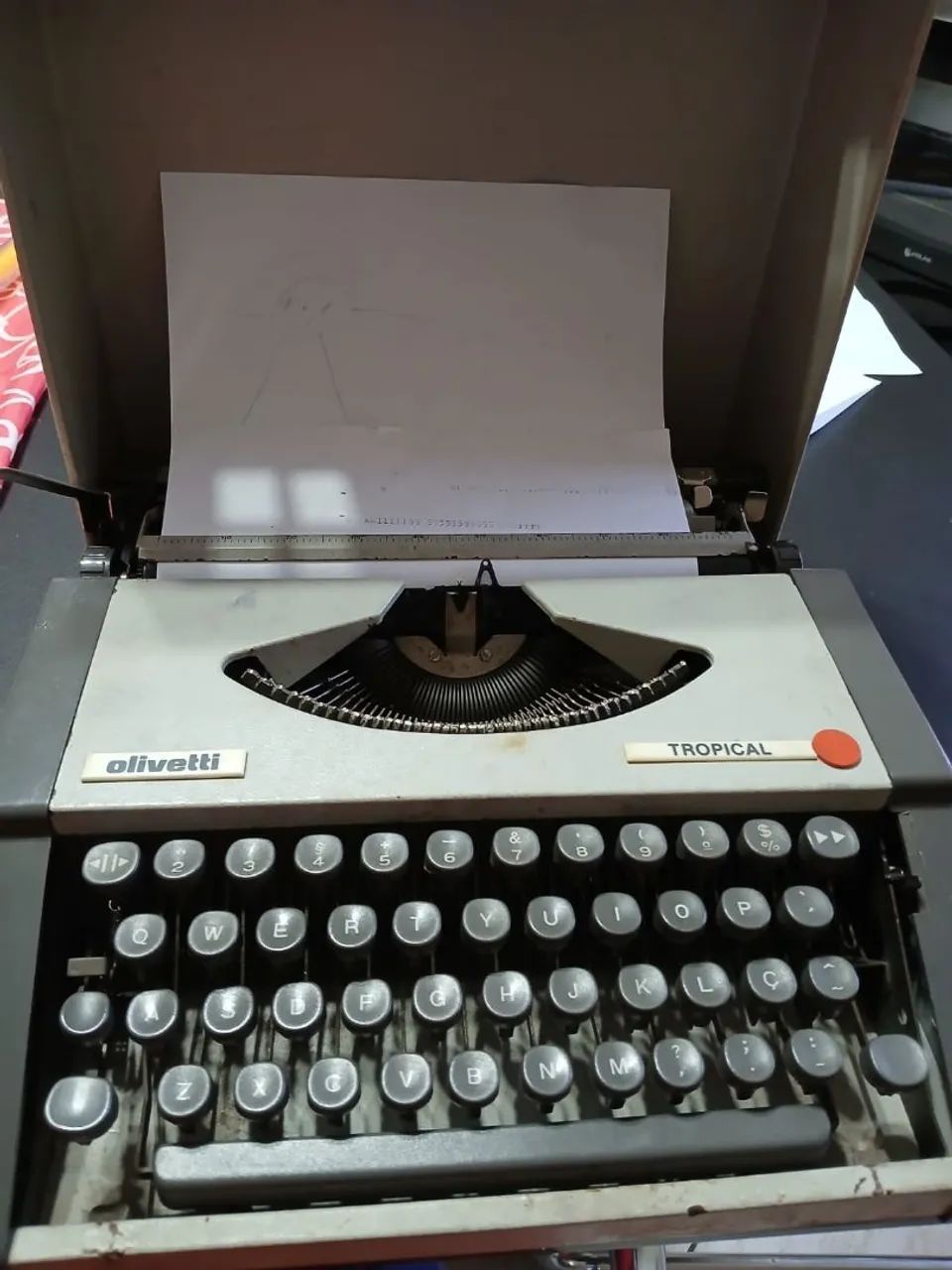Máquina de escrever Olivetti tropical 