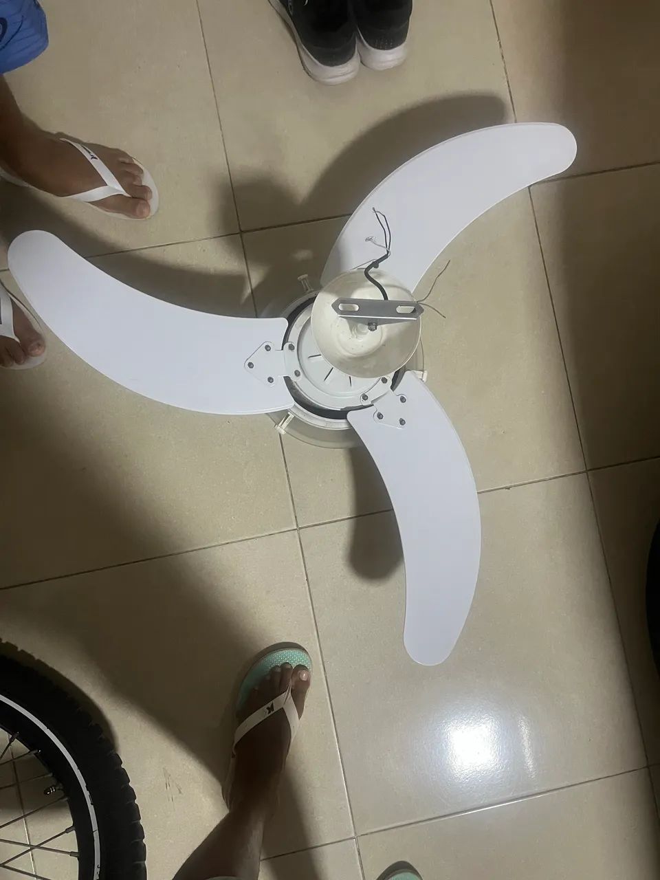 Dois ventiladores de teto 