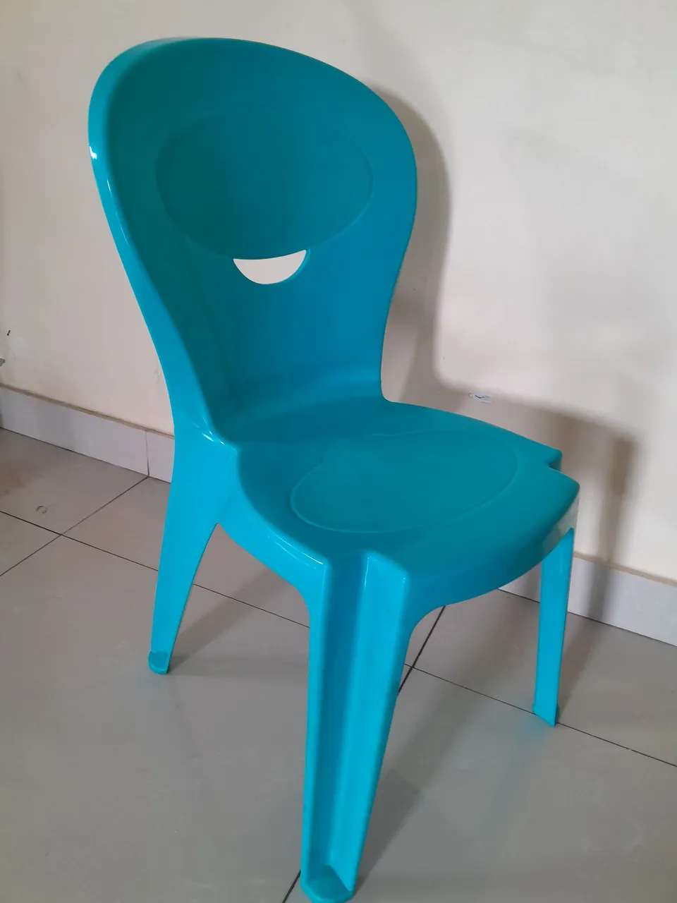 Cadeira Plástica Azul Turquesa - Conforto e Estilo