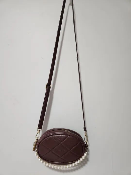 Bolsa Oval Lateral com pérolas Lucky Girl, cor marron, zíper central e alça regulável. - Foto 2