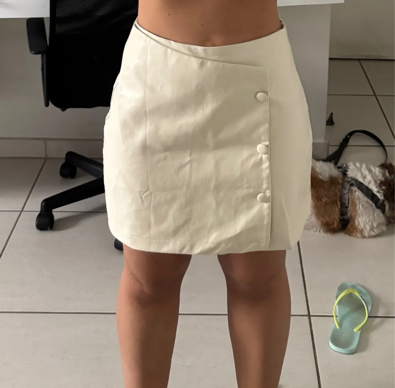 Saia bege couro fake com botões - Nova