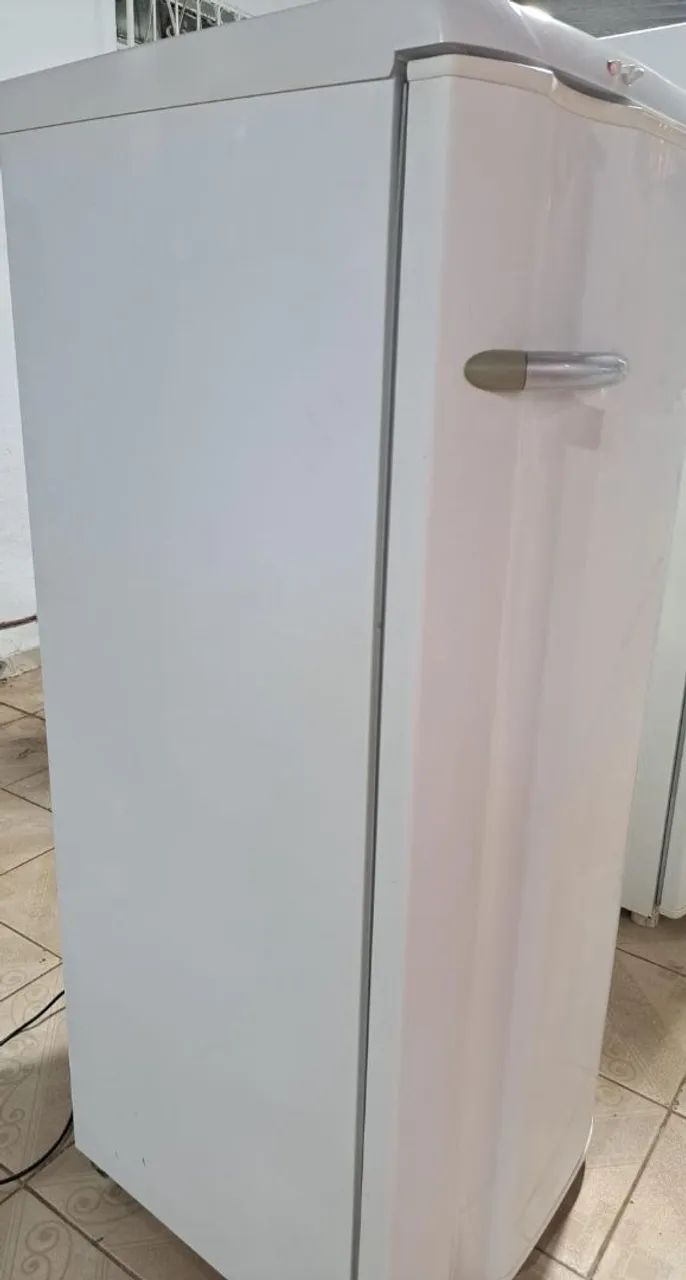 Geladeira Electrolux pequena muito top - Foto 3
